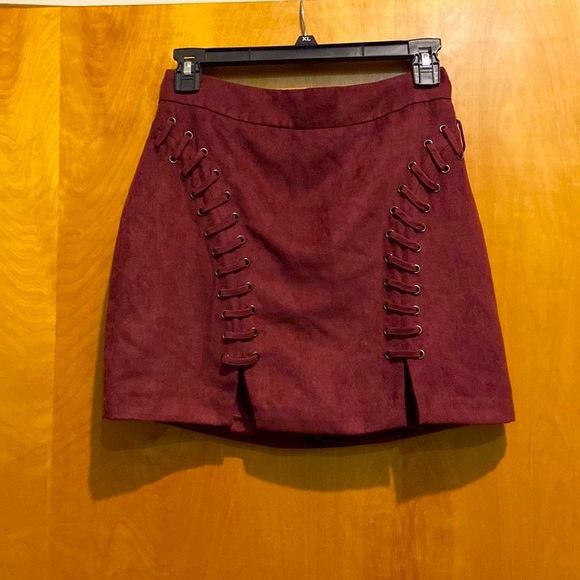 F21 Faux Suede Wine Colored Mini Skirt ~ Laced Up Slits - Picture 8 of 8
